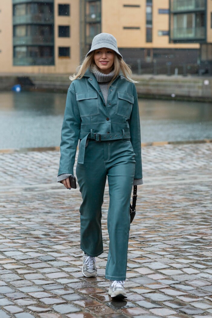 Streetstyle med jumpsuit, sneakers och fiskarmössa
