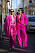 streetstyle med rosa kostym och rosa kappa