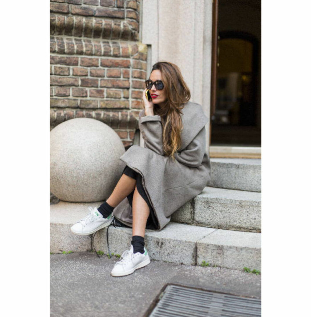 Bilden är för inspiration och togs i samband med höstens modevisningar. Streetstyle-mode-kvinna-kappa