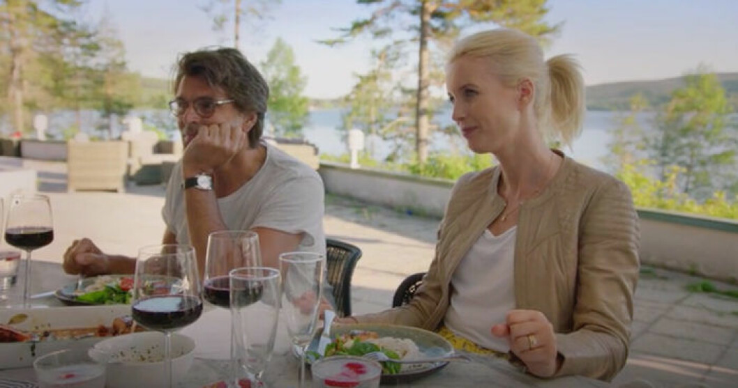 Niklas och Jenny Strömstedt lyssnar till hur paret träffades första gången. Foto: TV4 Niklas och Jenny Strömstedt lyssnar till hur paret träffades första gången.