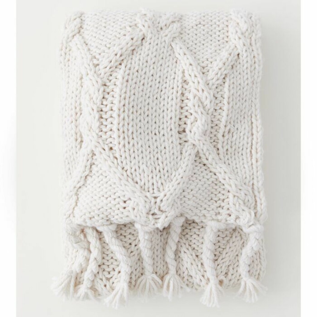 Pläd från H&M Home. Pris: 699 kronor. Strukturstickad pläd från H&M Home