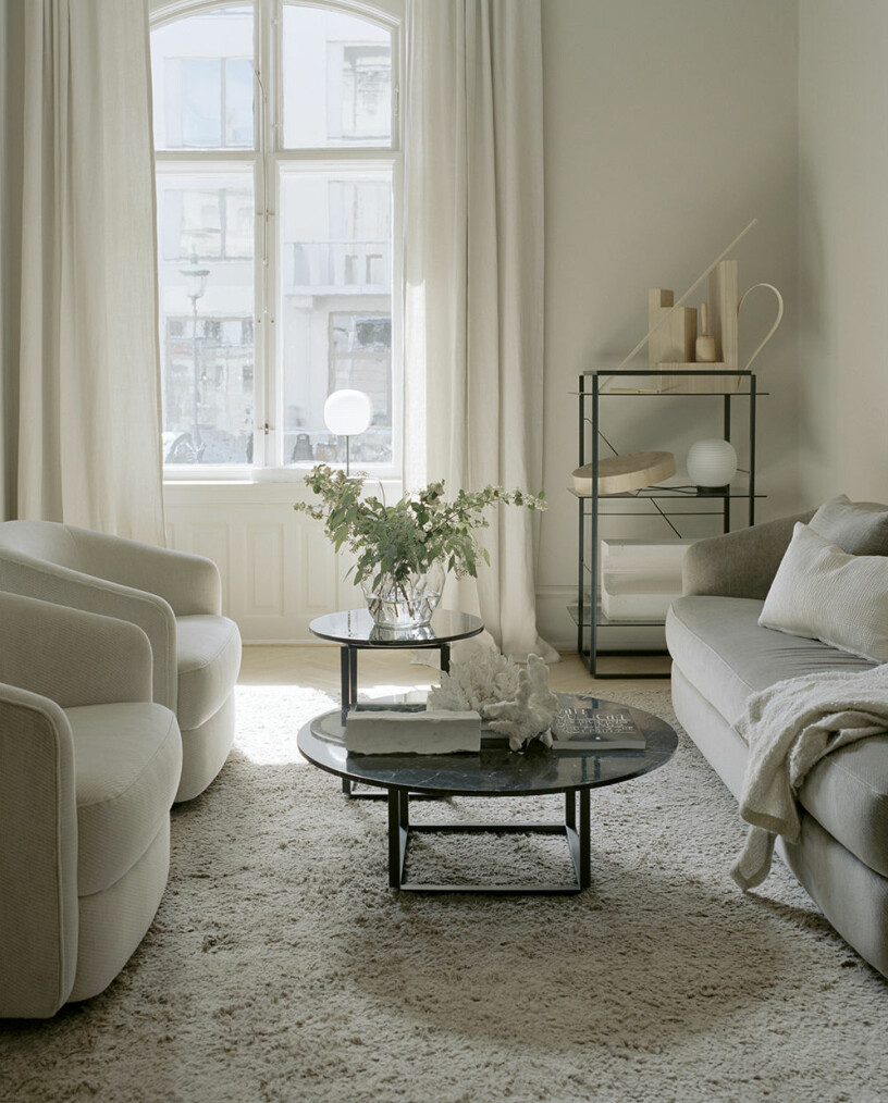 Foto: New Works två runda soffbord med stilleben och kvistar