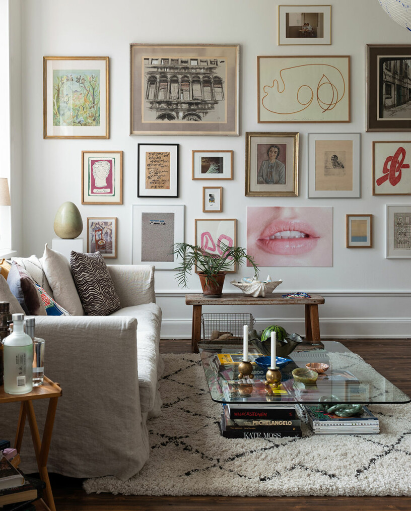 Foto: Jesper Florbrant för Wall of Art soffbord i glas med böcker och kreativ tavelvägg i bakgrunden