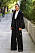 Klassisk look i vit skjorta och svart kostym på modeveckan i Milano.