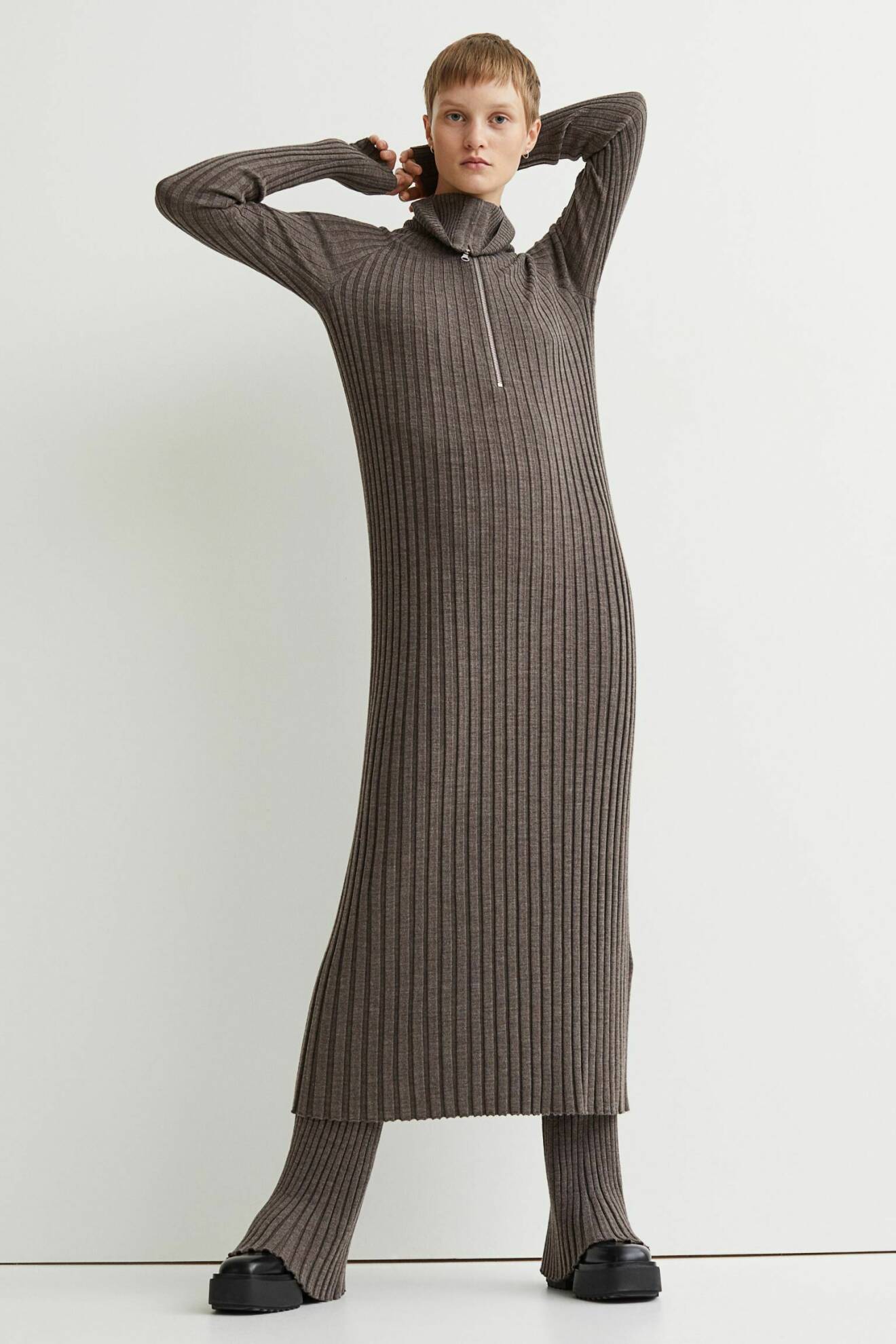 Ribbstickad klänning och matchande ribbstickade byxor från H&amp;M.