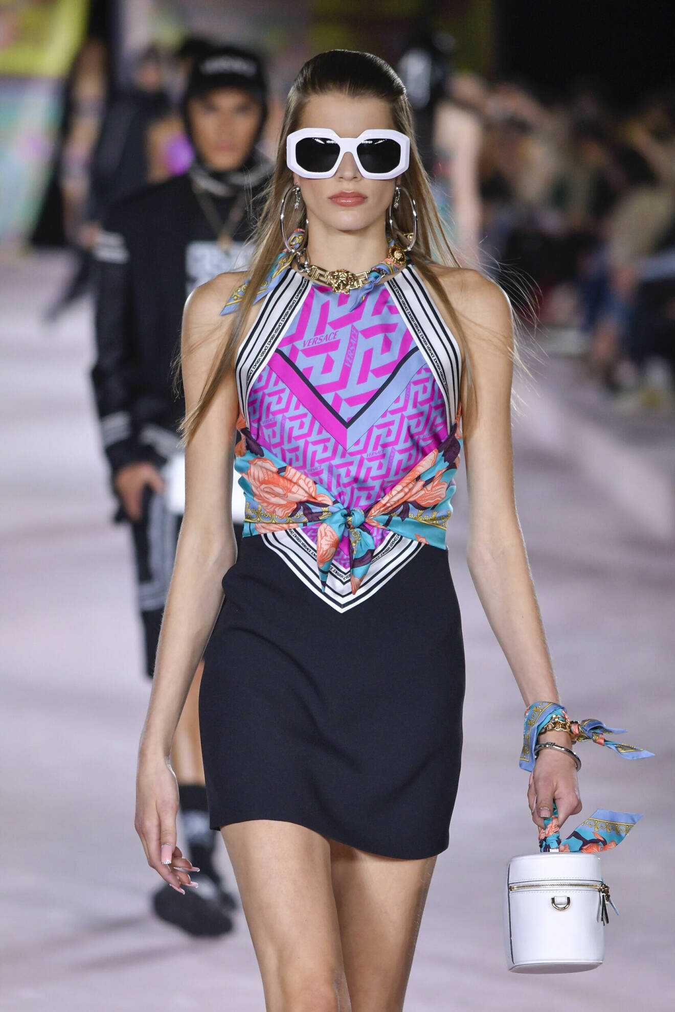 Versace visar att scarfen som topp har blivit trendigt igen.
