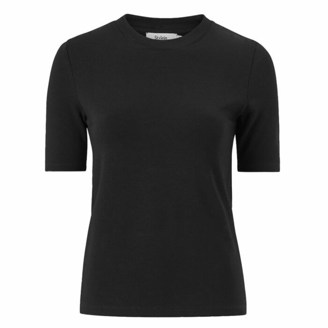 T-shirt från Stylein. <a href="https://www.awin1.com/cread.php?awinaffid=439045&awinmid=8905&clickref=basgarderob&platform=dl&p=%5B%5Bhttps%253A%252F%252Fwww.ellos.se%252Fstylein%252Ftopp-sydney%252F1565478-01%5D%5D" target="_blank" rel="noopener">Här kan du köpa den</a>. T-shirt stylein