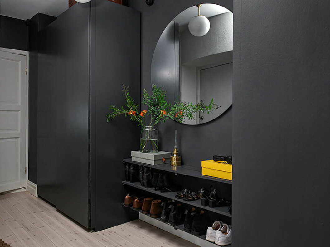 Gör ett första intryck i hallen med fina detaljer. Foto: Fredrik J Karlsson Styling: Greydeco för Alvhem/mäklare: Sandra Guerrero Fin stylad hall inför försäljning av Greydeco