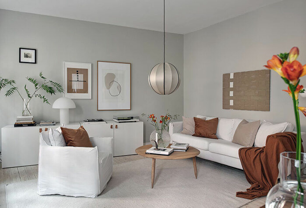 Ljusa textilier ljusar upp och får hemmet att kännas större, medan några få, väl valda detaljer sätter stilen. Foto: Fredrik J Karlsson Styling: Greydeco för Alvhem/mäklare: Sandra Guerrero Ljus homestyling i skandinavisk stil med fina detaljer i rostrött