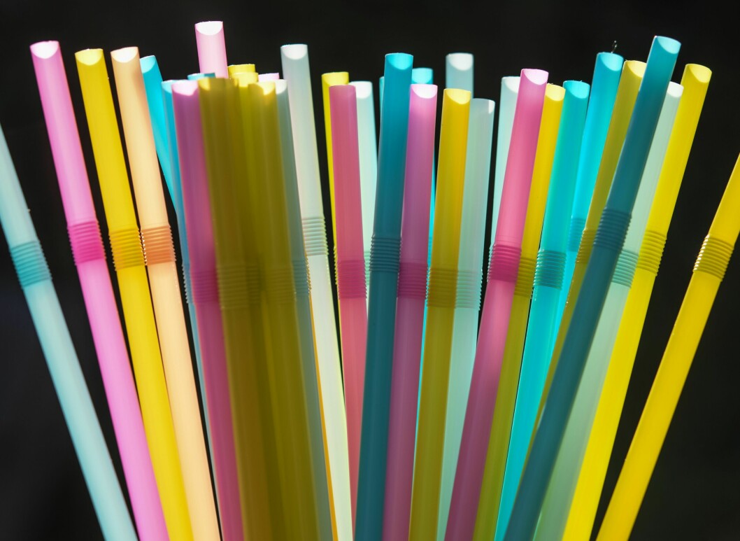 Förbud mot engångsartiklar som innehåller över 15 procent plast. sugrör i plast