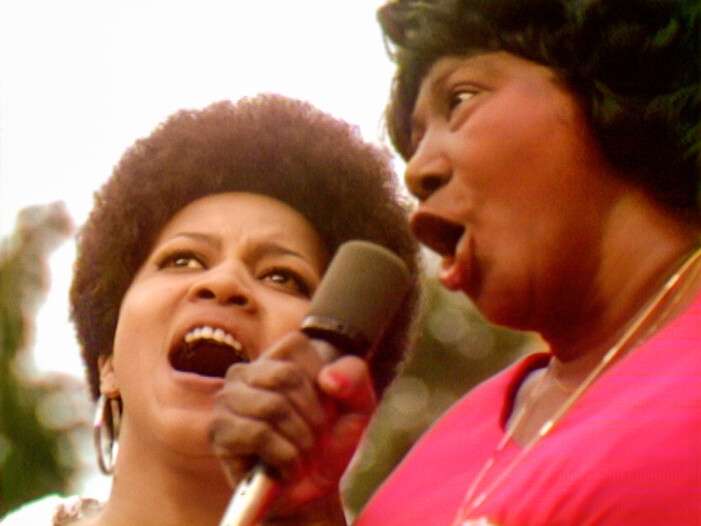 Mavis Staples och Mahalia Jackson på scen under legendariska filmfestivalen Harlem Cultural Festival 1969. Årets bästa filmer: Summer of Soul
