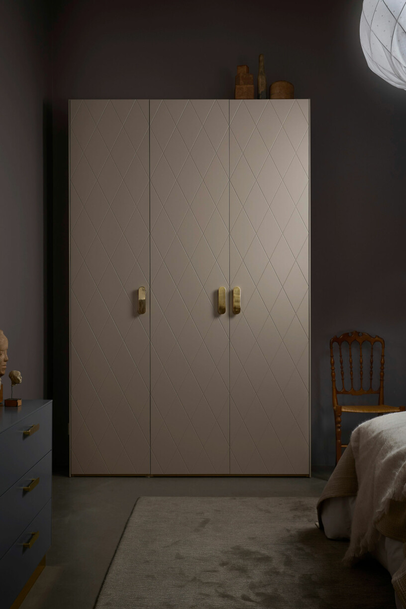 Foto & garderob: Superfront Ikea-garderob med Suprfront-dörrar och handtag