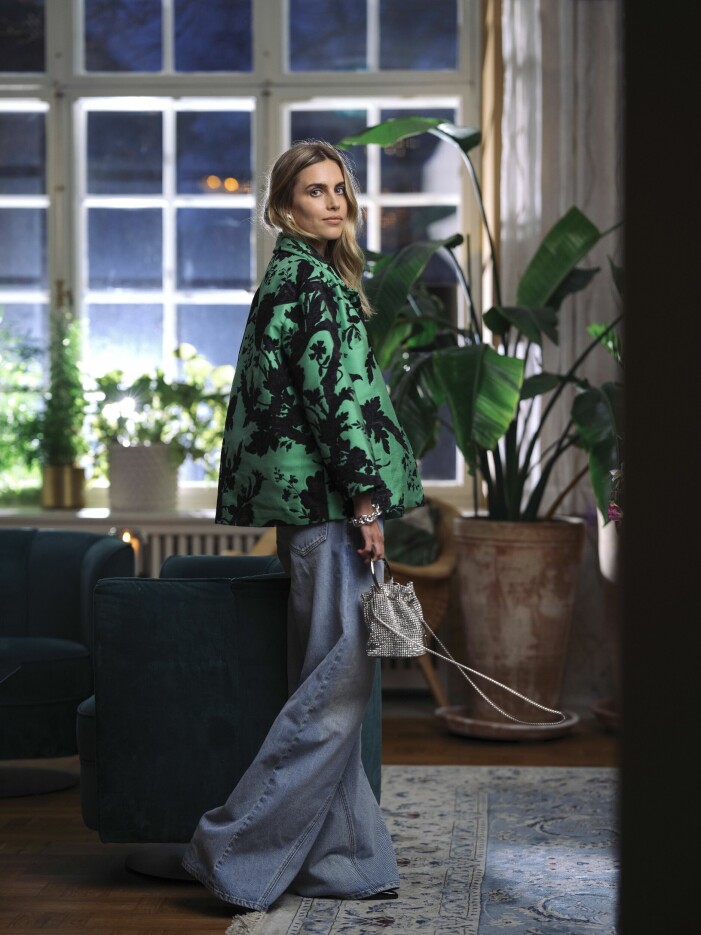 Skapa en feminin look med supervida denimbyxor och en chic uddajacka. Supervida denimbyxor.