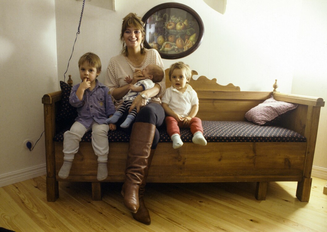 Skådespelerskan Suzanne Reuter med sina tre söner i hemmet 13 december 1987.