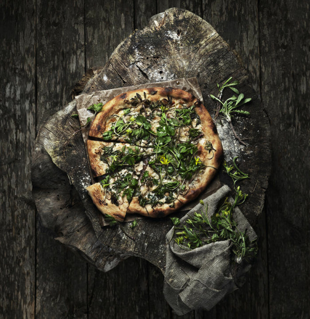 Strunta i ruccolan och toppa pizzan eller salladen med vilda örter och ätbart ogräs när säsongen tillåter. Foto: Ica Svamppizza med örter.
