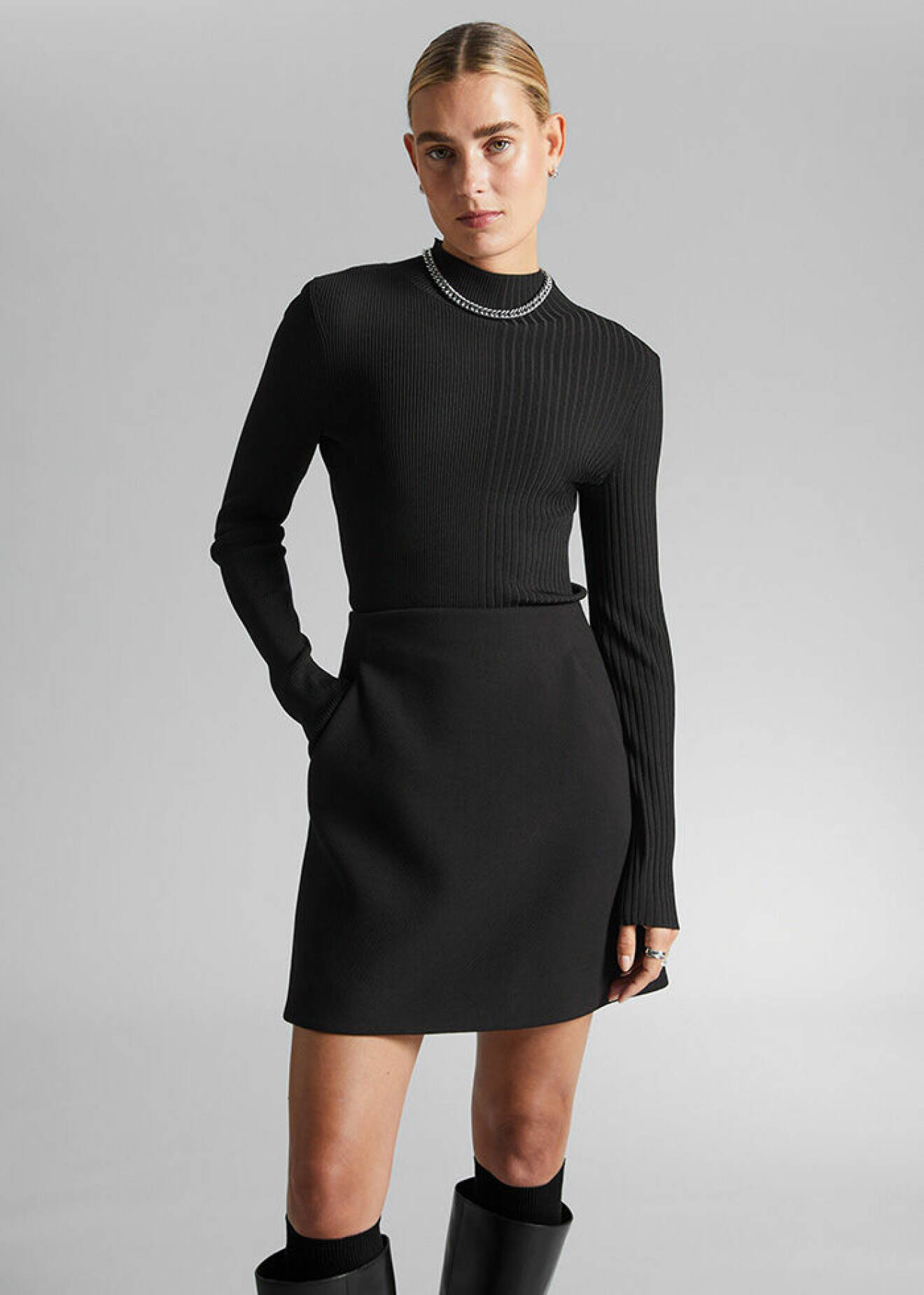 Kort svart a-linjeformad kjol
