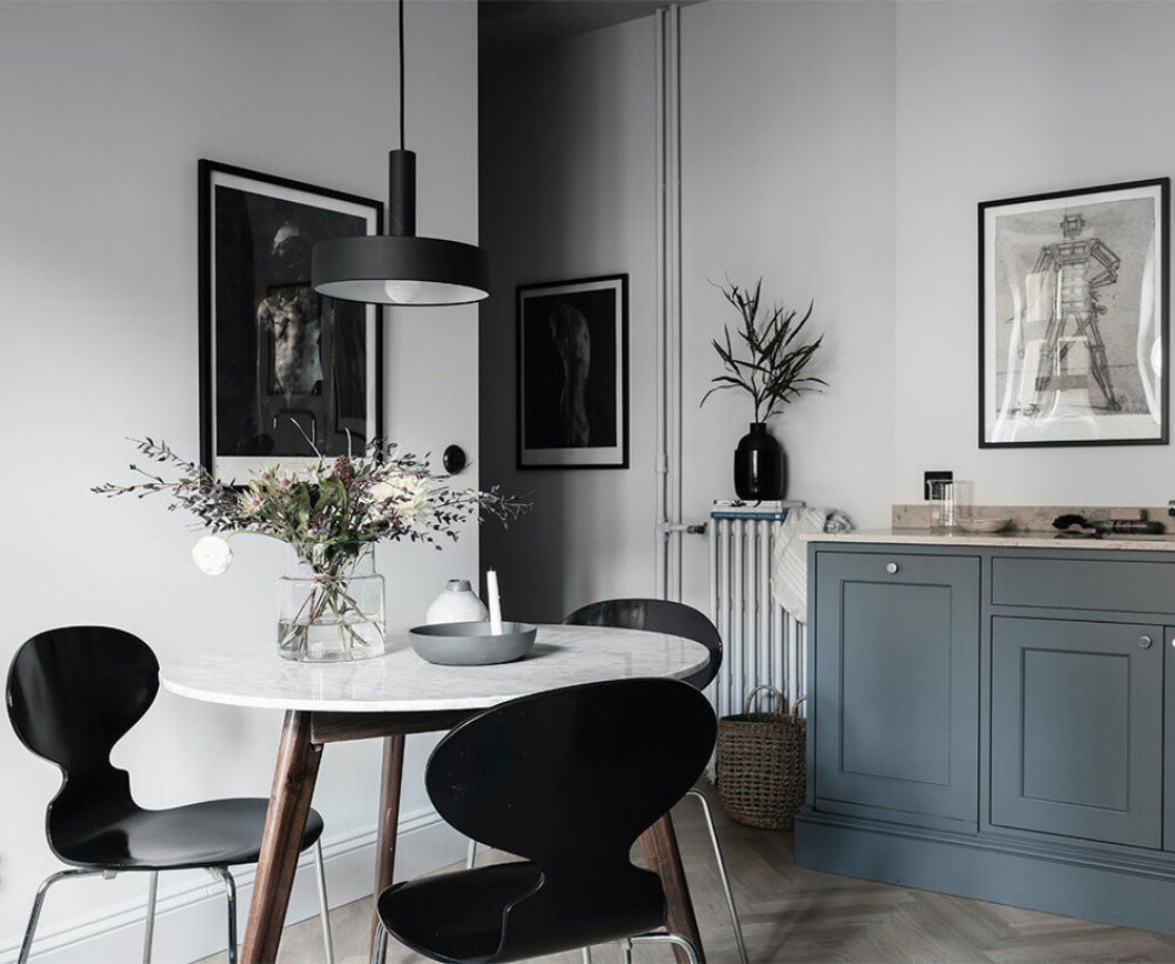 Foto: Anders Bergstedt Styling: Nouvel interiör för Entrance mäkleri/mäklare: Erika Bergholm Svart lampa och svarta stolar