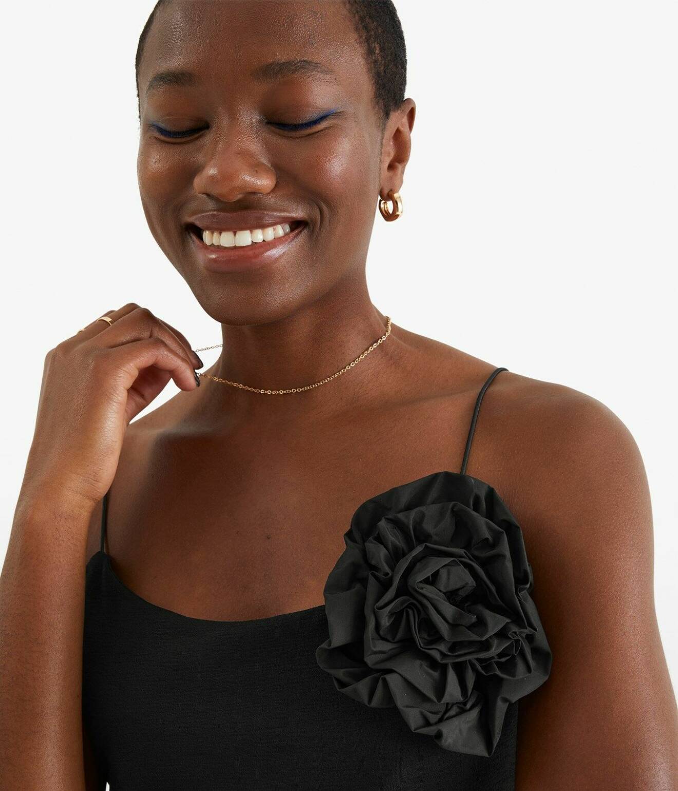 svart linne med blomma