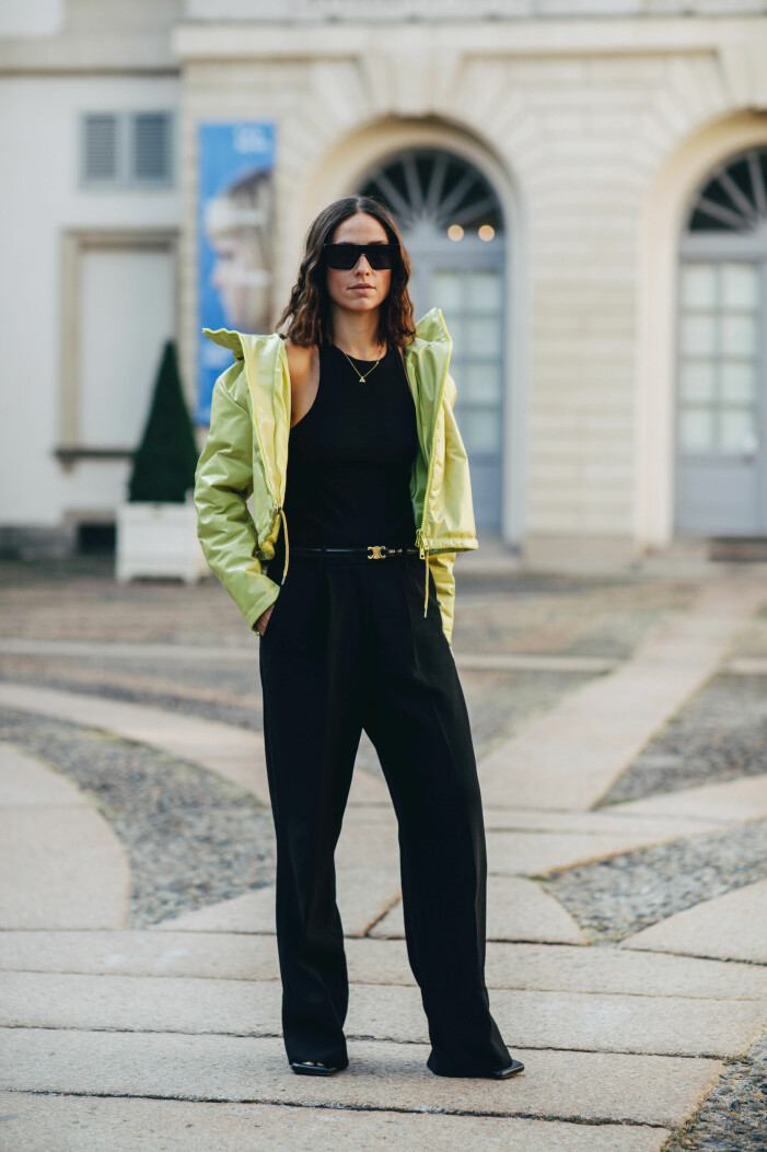 Satsa på en jacka i neutrala toner som du kan bära med allt – eller en färgstark jacka som du kan matcha med alla dina svarta och neutrala plagg, som på streetstyle-bilden. Svart outfit med grön jacka
