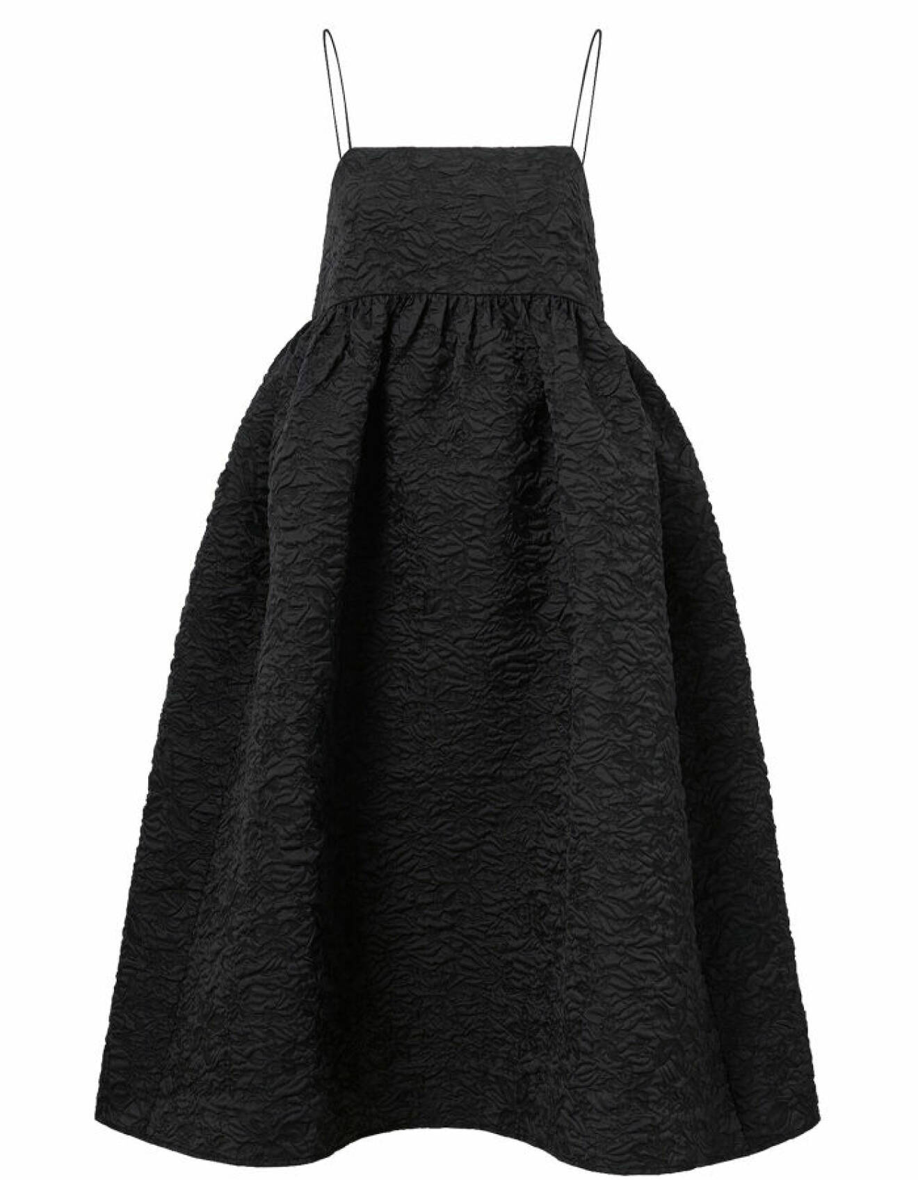 svart puffig klänning med tunna axelband från Joelle för dam våren 2022