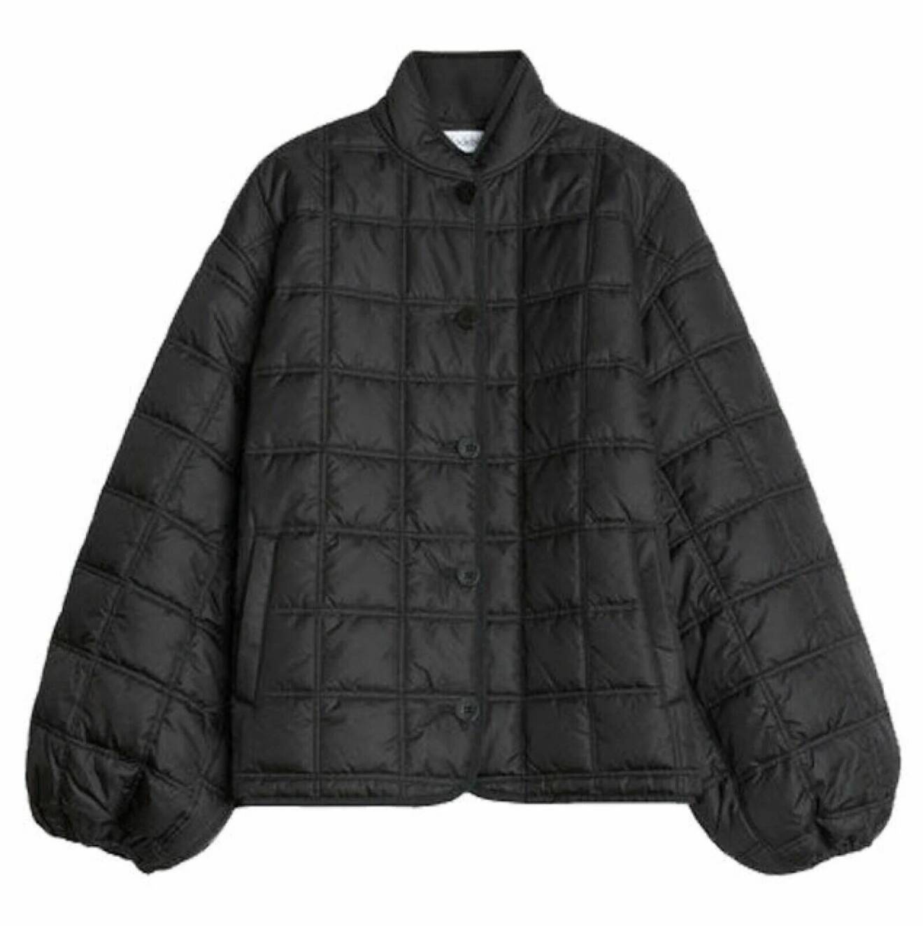 svart quiltad jacka med voluminös arm tillverkad i återvunnet material från Rodebjer