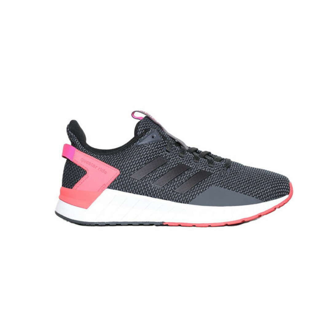 Löparskor från Adidas, <a href="http://clk.tradedoubler.com/click?p(17833)a(3025660)g(17114610)url(https://nelly.com/se/kl%C3%A4der-f%C3%B6r-kvinnor/sportkl%C3%A4der/tr%C3%A4ningsskor/adidas-sport-performance-200230/questar-ride-79440-0084/)">749 kronor</a>. Svart sko med rosa detajler från Adidas