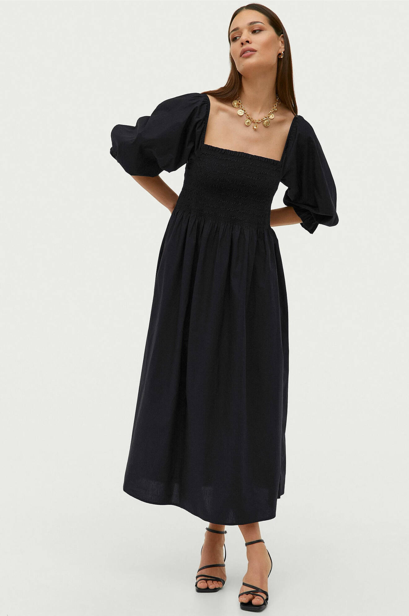 svart smockad klänning för dam från ellos