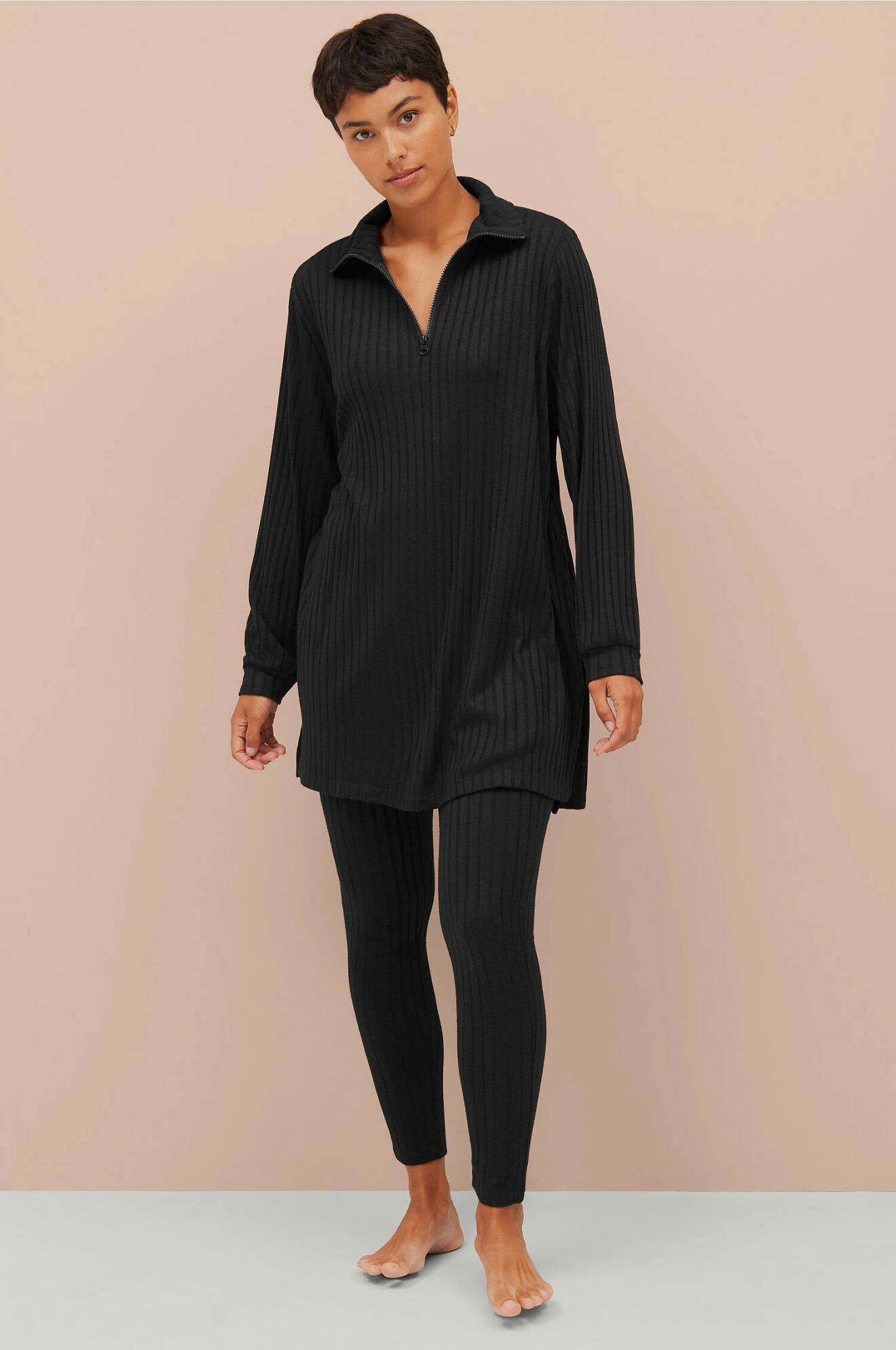Loungewear – ribbat mjukisset i svart för dam från ellos collection