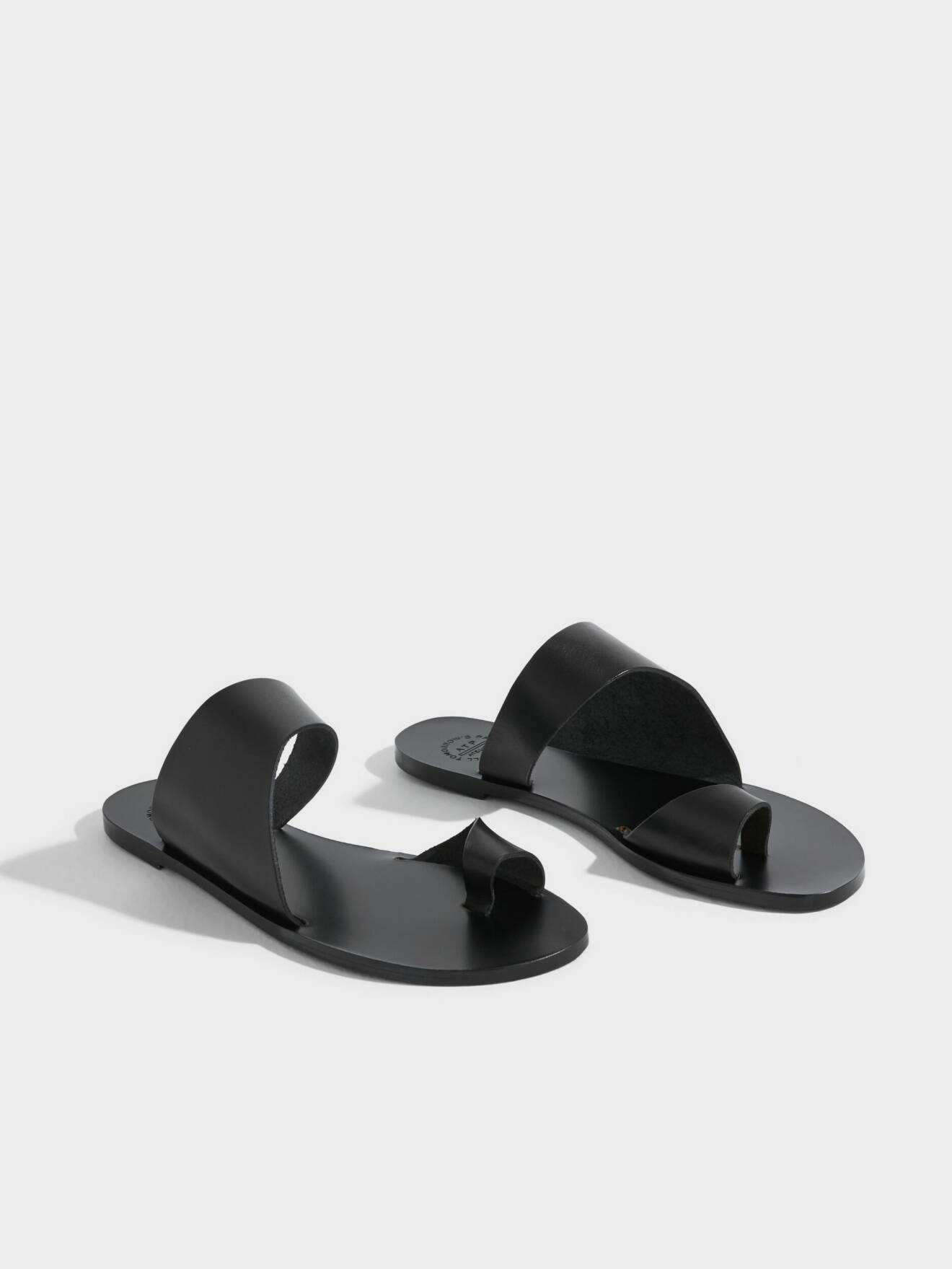 svarta sandaler i skinn från atp atelier