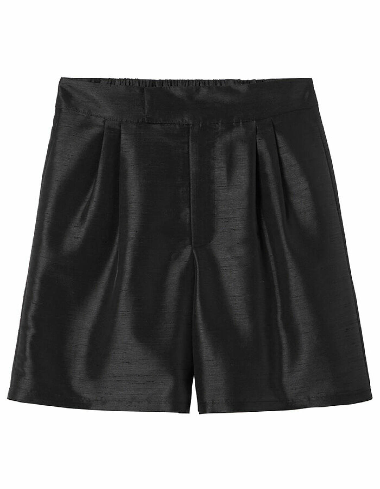 svarta shorts med glansig yta och resår i midjan från mq x Alexia Kafkaletos