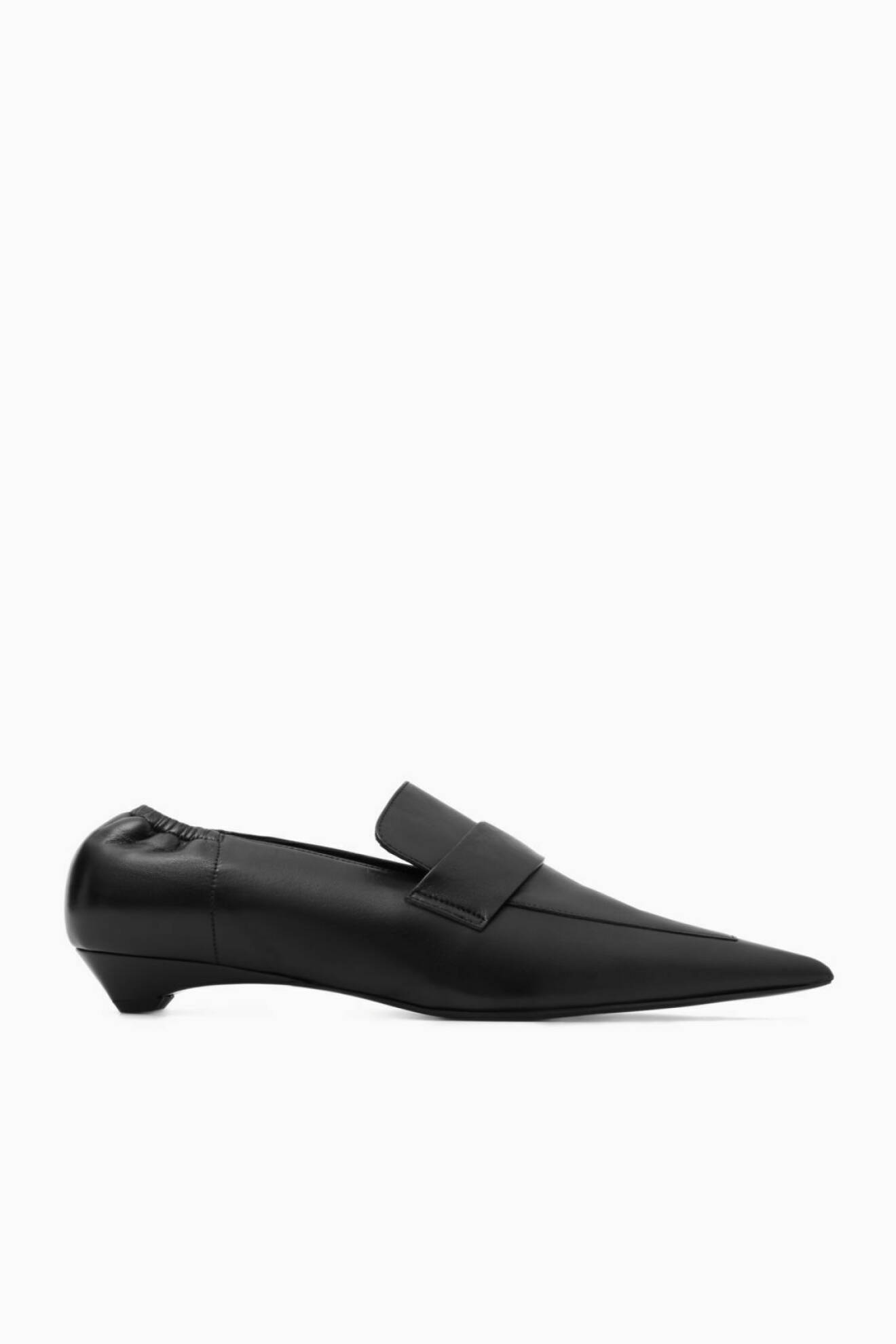 svarta loafers med spetsig tå från cos