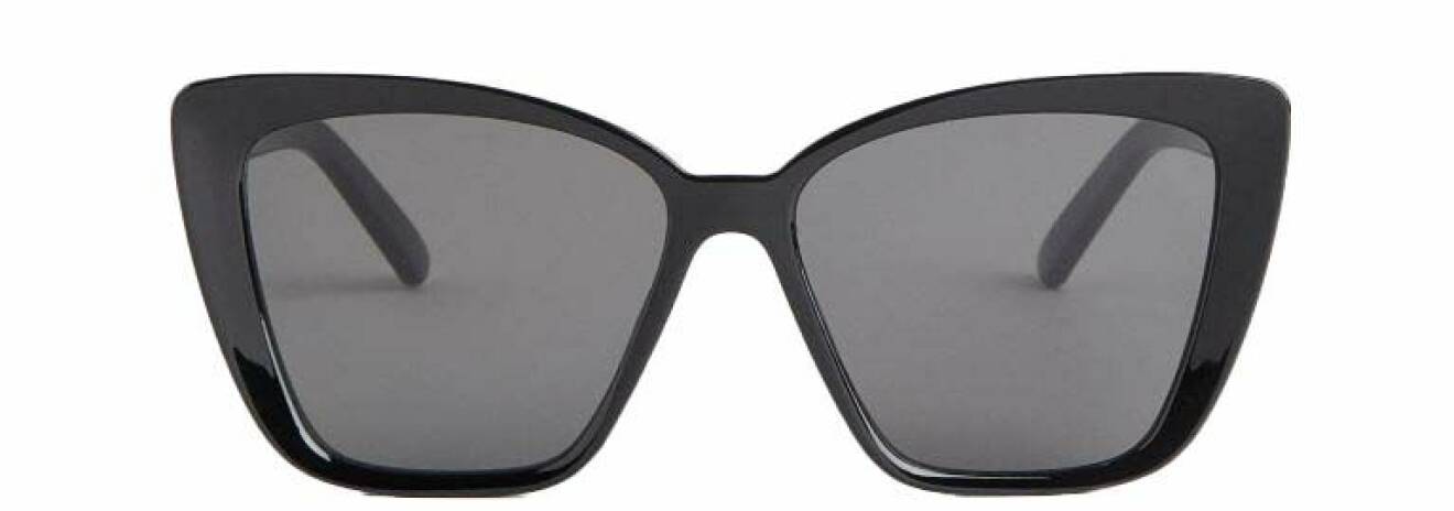 Svarta kattformade solglasögon från H&amp;M.