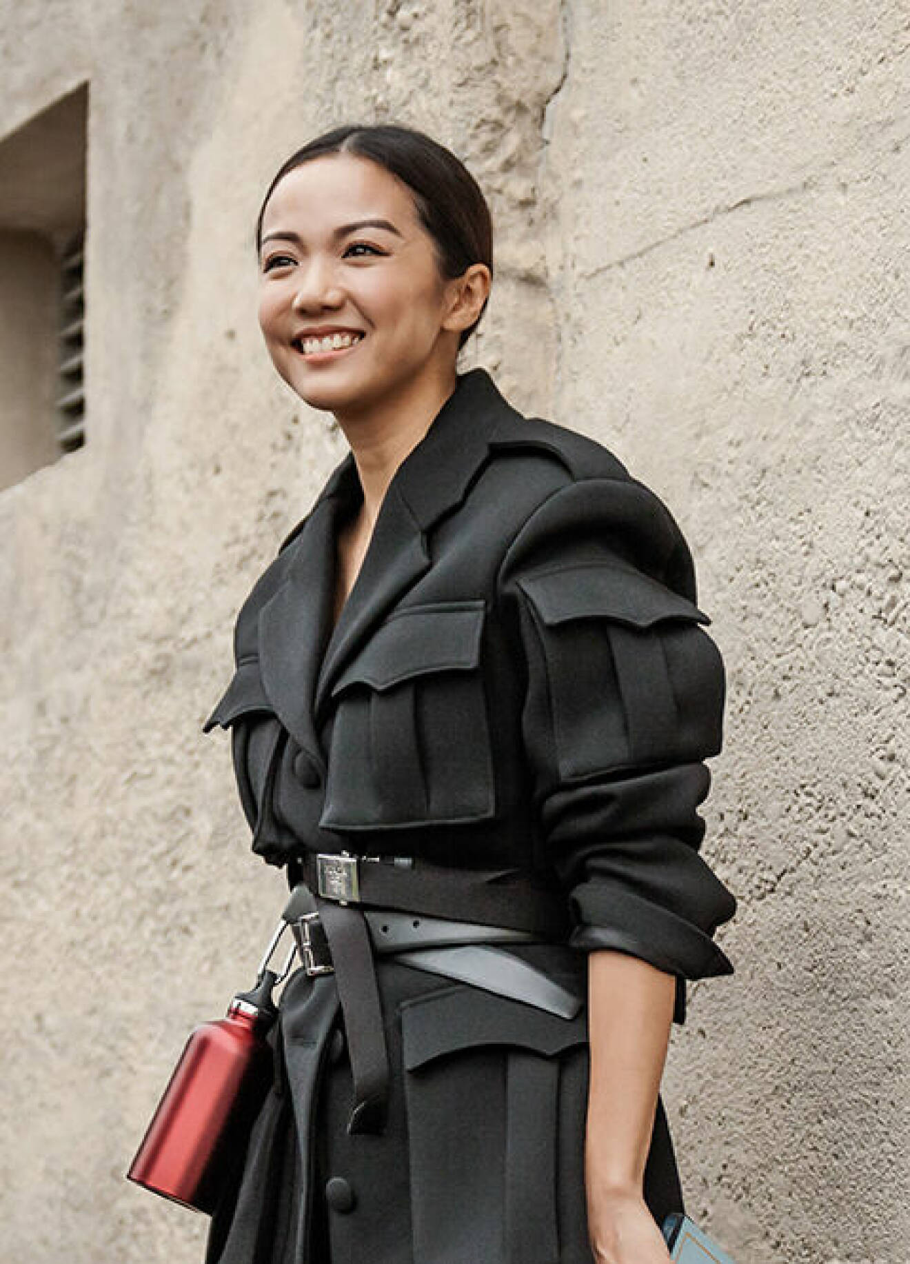Yoyo Cao bär svart skjortjacka vid modeveckan i Paris.