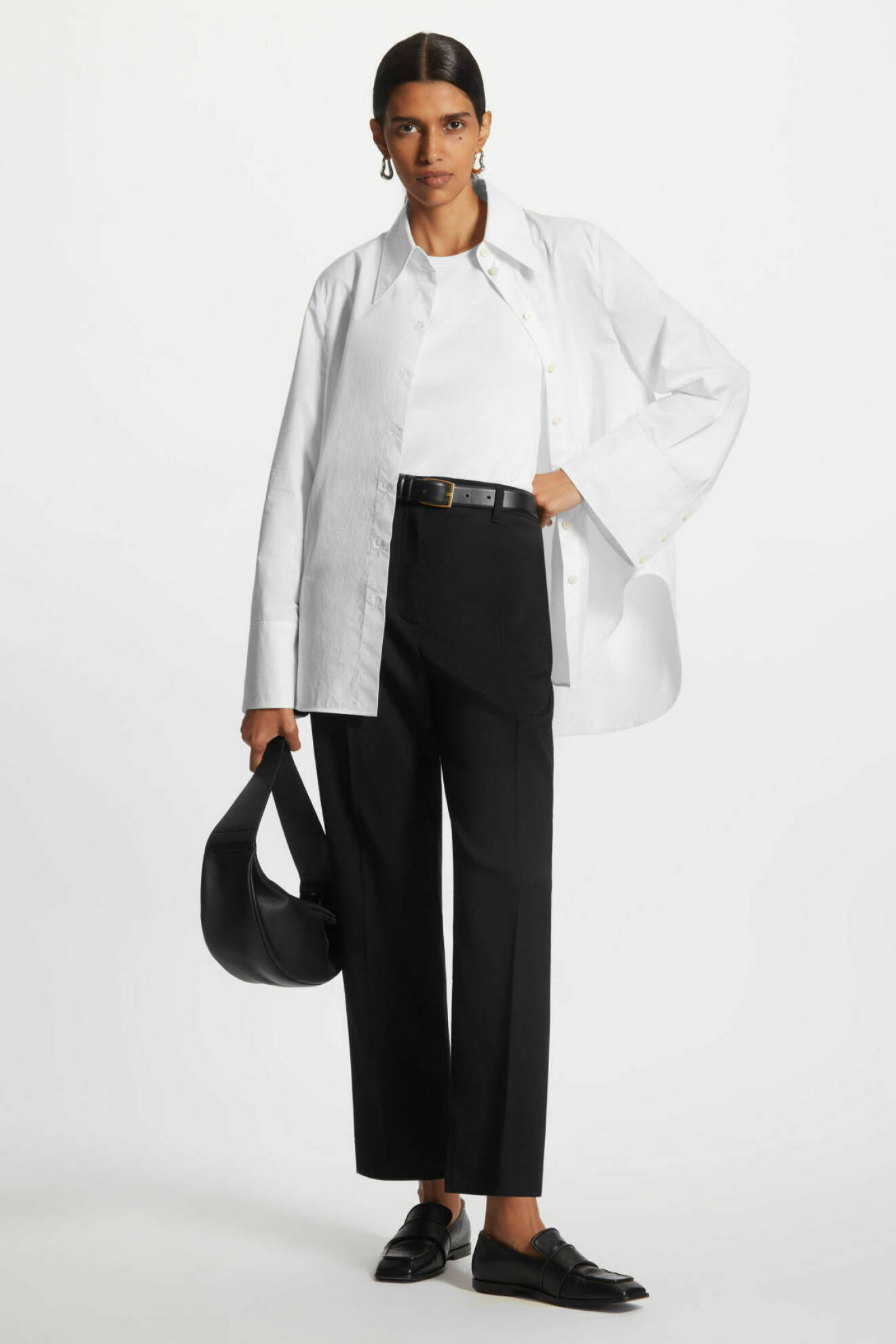 Vitt linne matchas med vit skjorta och svarta kostymbyxor hos COS.