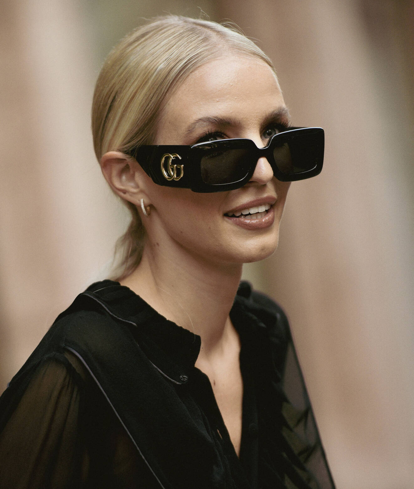 Trendiga solglasögon från Gucci sommar 2024.