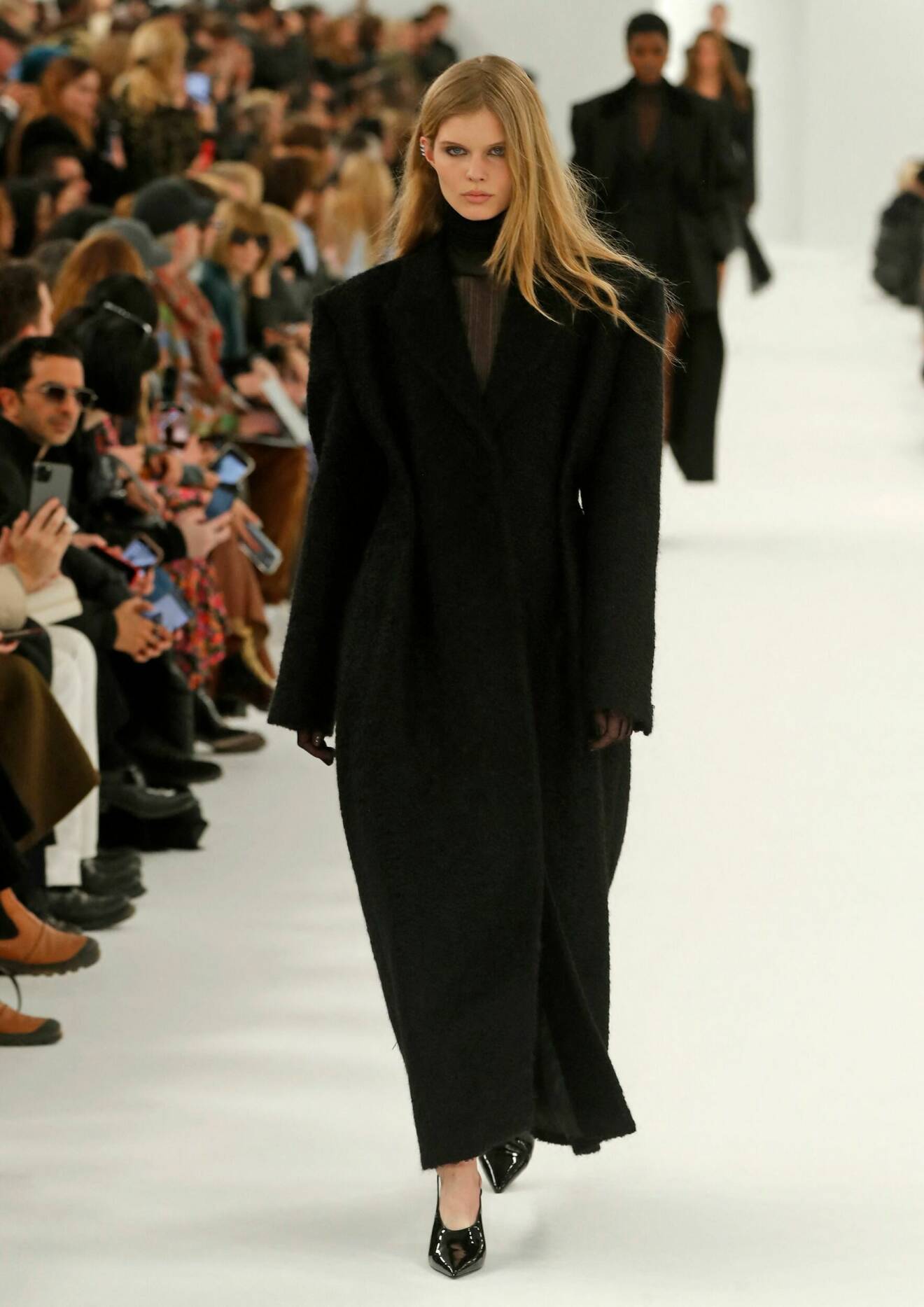 Svart kappa i trendigt boxig modell från Givenchy.