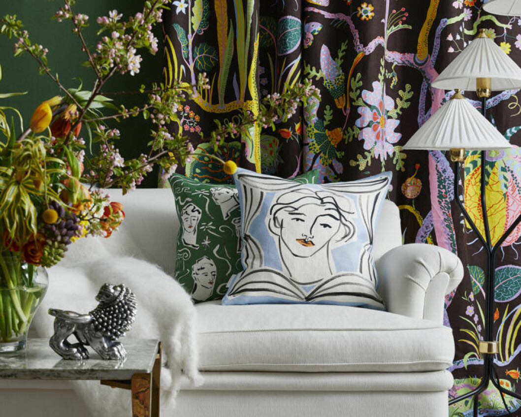 Kuddar i design av Luke Edward Hall. Foto: Svenskt tenn Maximalistisk färg- oxh mönstermix är en trend i sommar