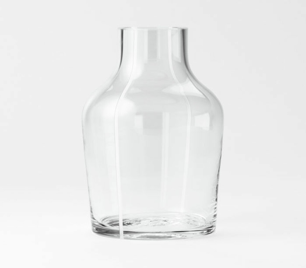 Tim Karlssons vas ”Kontur”, är en hyllning till Svenskt Tenns grundare Estrid Ericson. Flaskformen är munblåst i en handsvarvad träform på Reijmyre Glasbruk. Tim Karlssons vas ”Kontur”, är en hyllning till Svenskt Tenns grundare Estrid Ericson. Flaskformen är munblåst i en handsvarvad träform på Reijmyre Glasbruk.