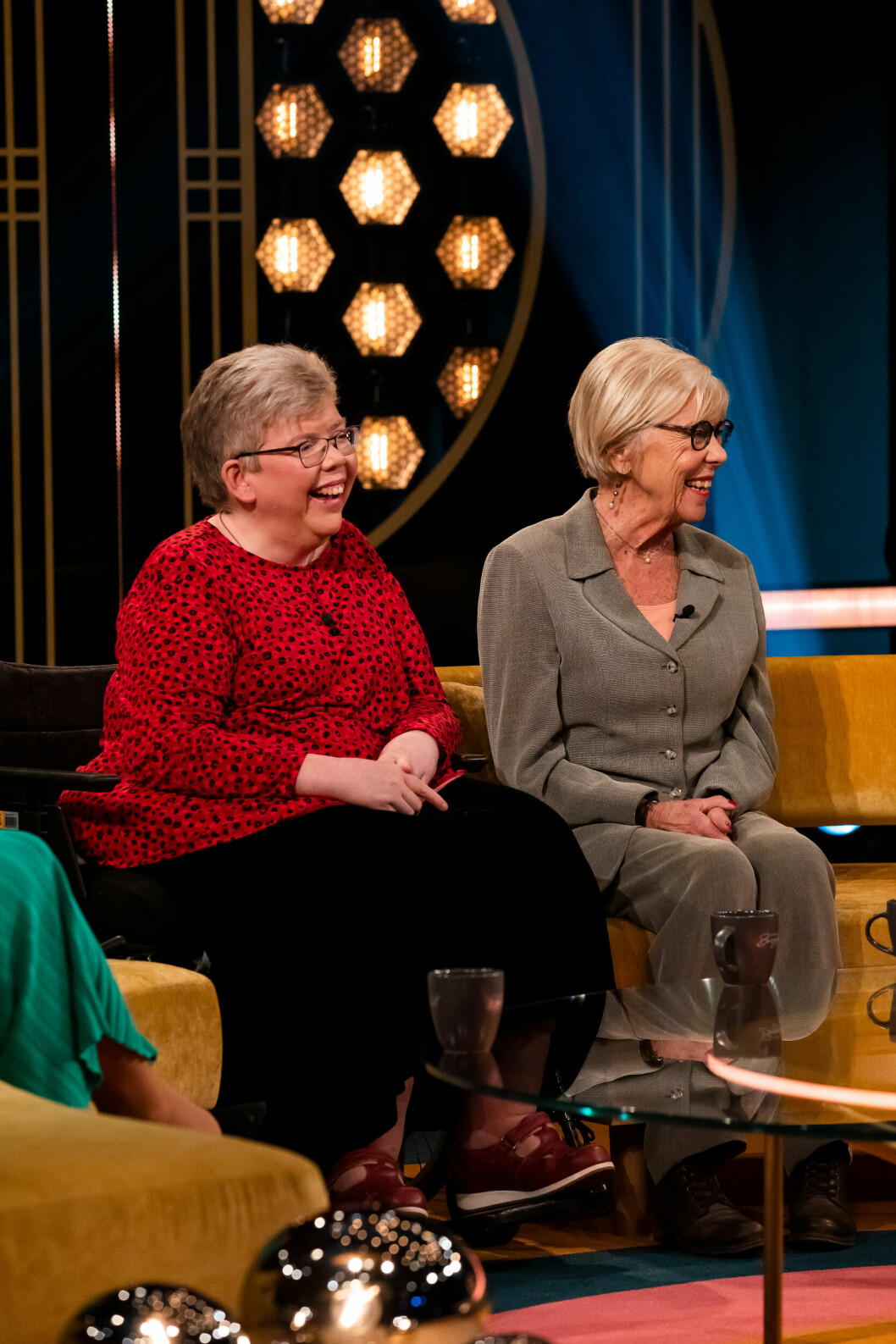 Linda Hammar och mamma Tiina Hammar gästar avsnitt fem i säsong 2 av <span class=" italic" data-lab-italic_desktop="italic">Carina Bergfeldt</span> på SVT. linda och tiina hammar i carina bergfeldt på svt