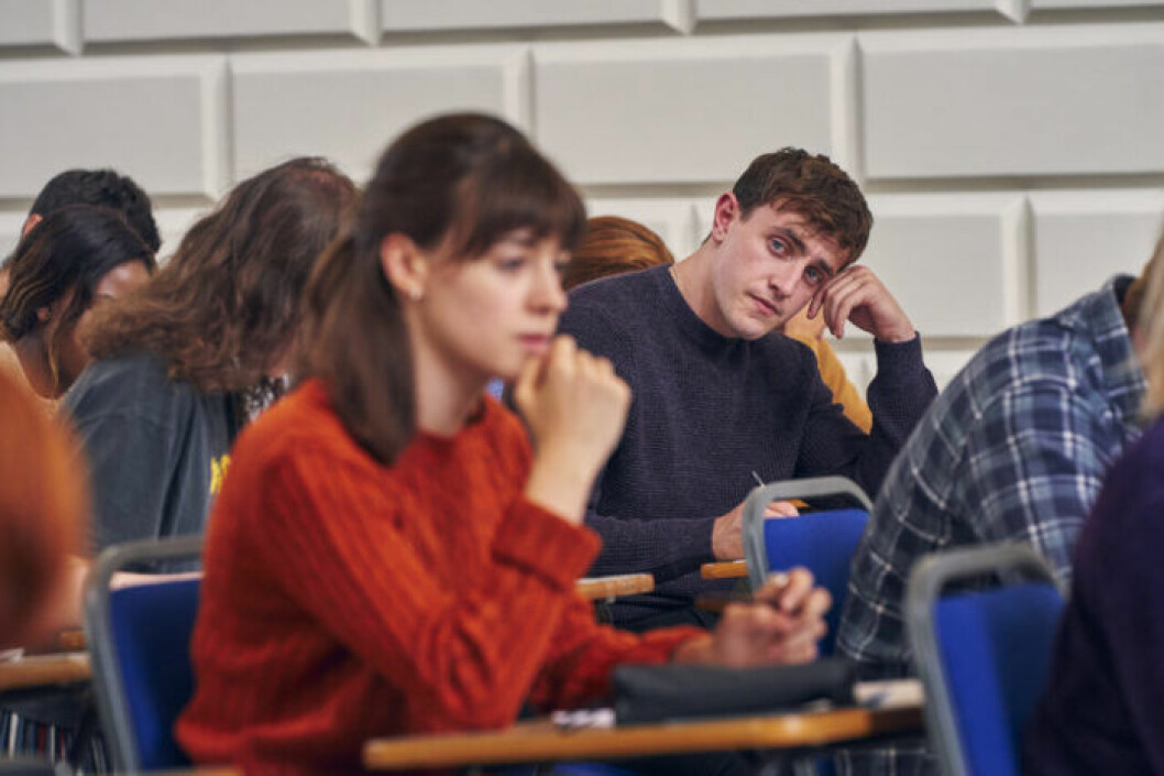 I serien tas känslorna mellan gymnasieeleverna på största allvar, menar många recensenter.
