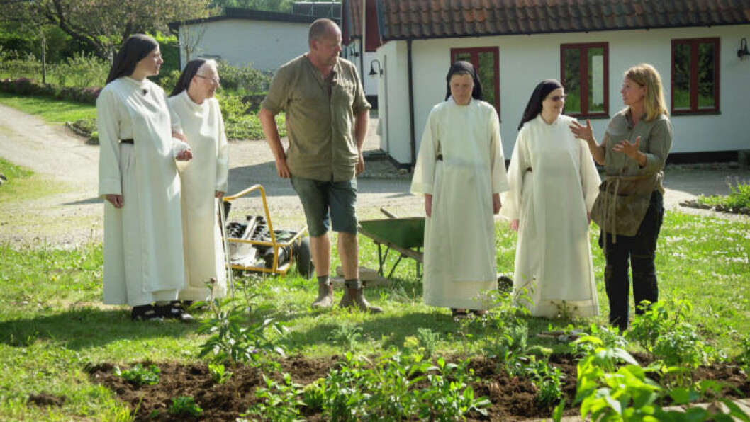 Under årets säsong hjälper Pernilla och John systrarna på det närliggande klostret att anlägga en rabatt.