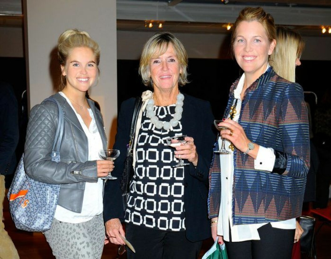 Märta och Sofia Schörling (i mitten Gunilla Engelbert). Palmoljan som systrarna handlar med används bland annat i choklad, margarin och schampo. Märta och Sofia Schörling med Gunilla Engelbert.