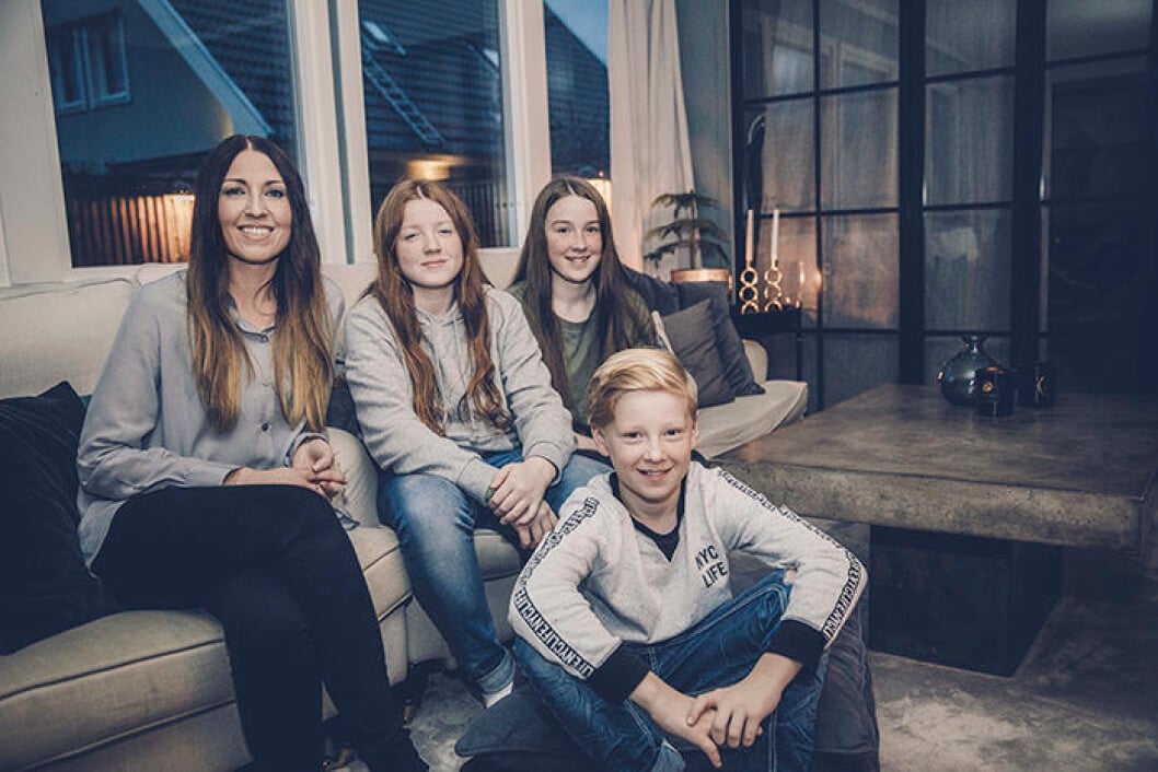 Helena och barnen Alma, Ella och Nils har värnat de goda stunderna och skratten, trots all sorg.