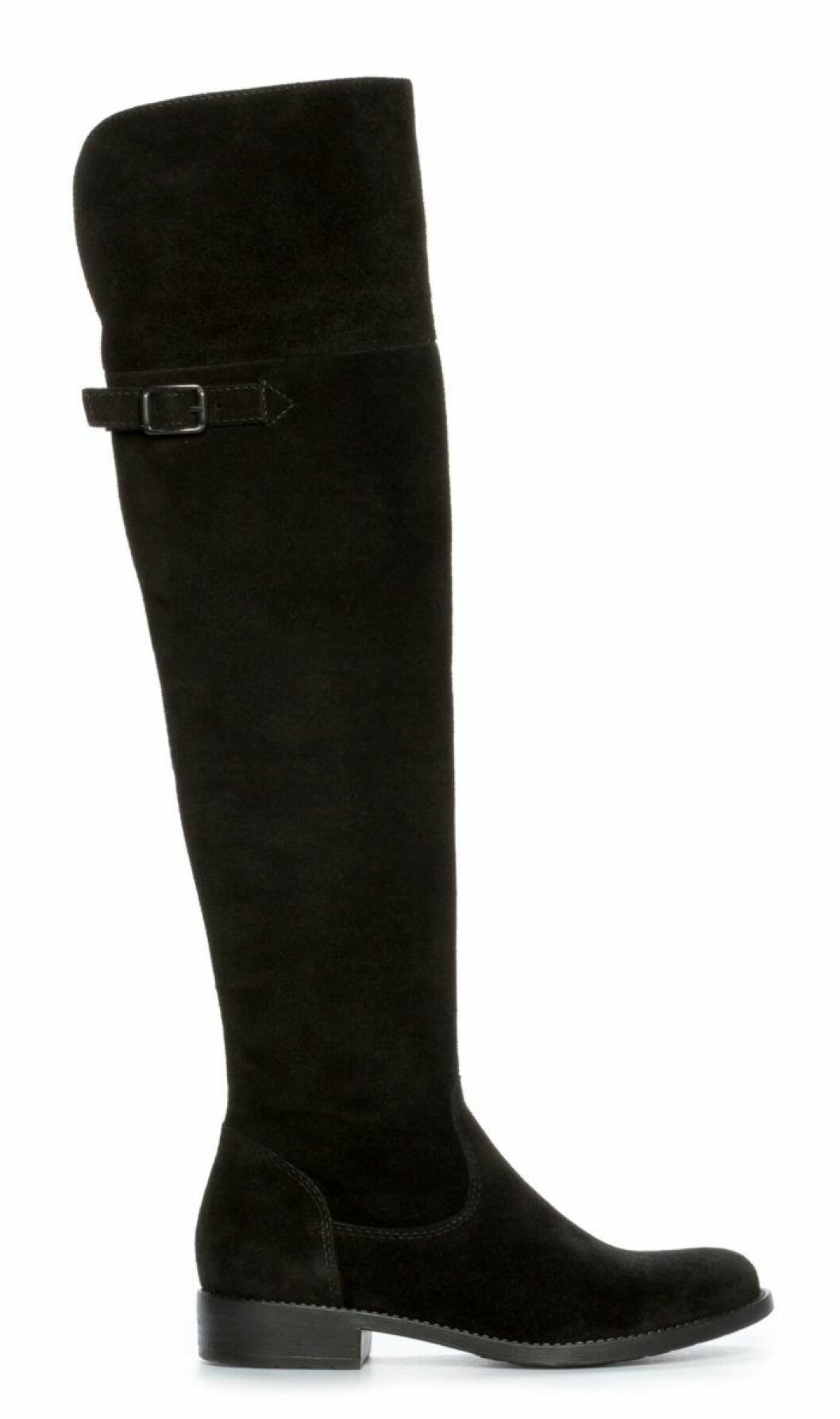 <a href="https://feetfirst.se/tamaris-niki-overknee-svarta-302775" target="_blank">Lårhög stövel</a>, 999 kr, Tamaris/www.putfeetfirst.se lårhåg-stovel-tamaris