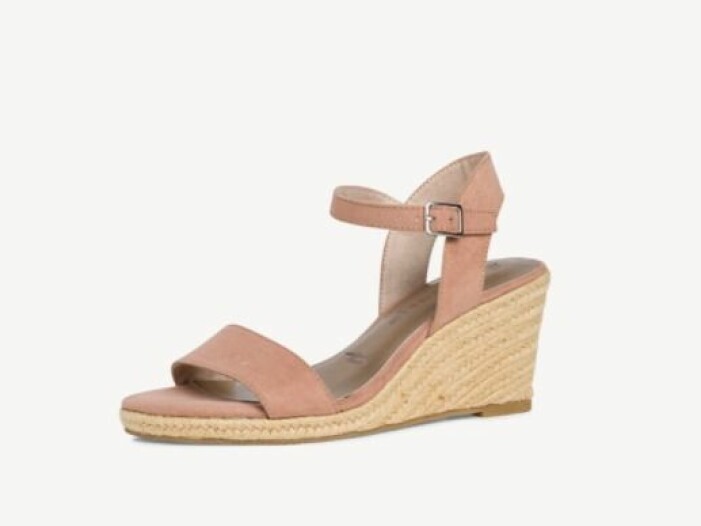 Sandaler med kilklack, Tamaris. Kilklackar med bastusula. Beiga i mocka med rem över tårna och runt ankeln.