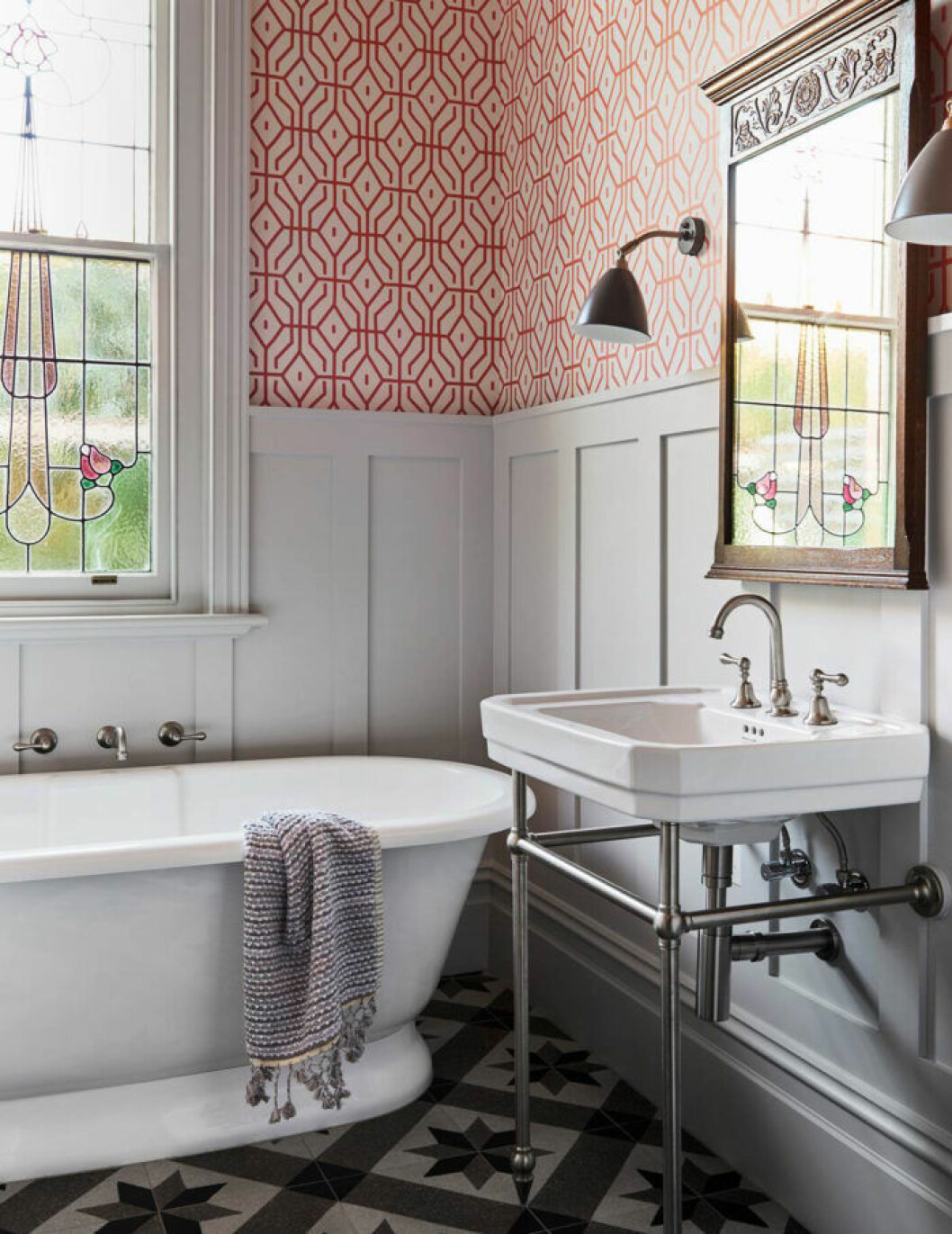 Bild: Homes to love Badrum med badkar, tapet och panel