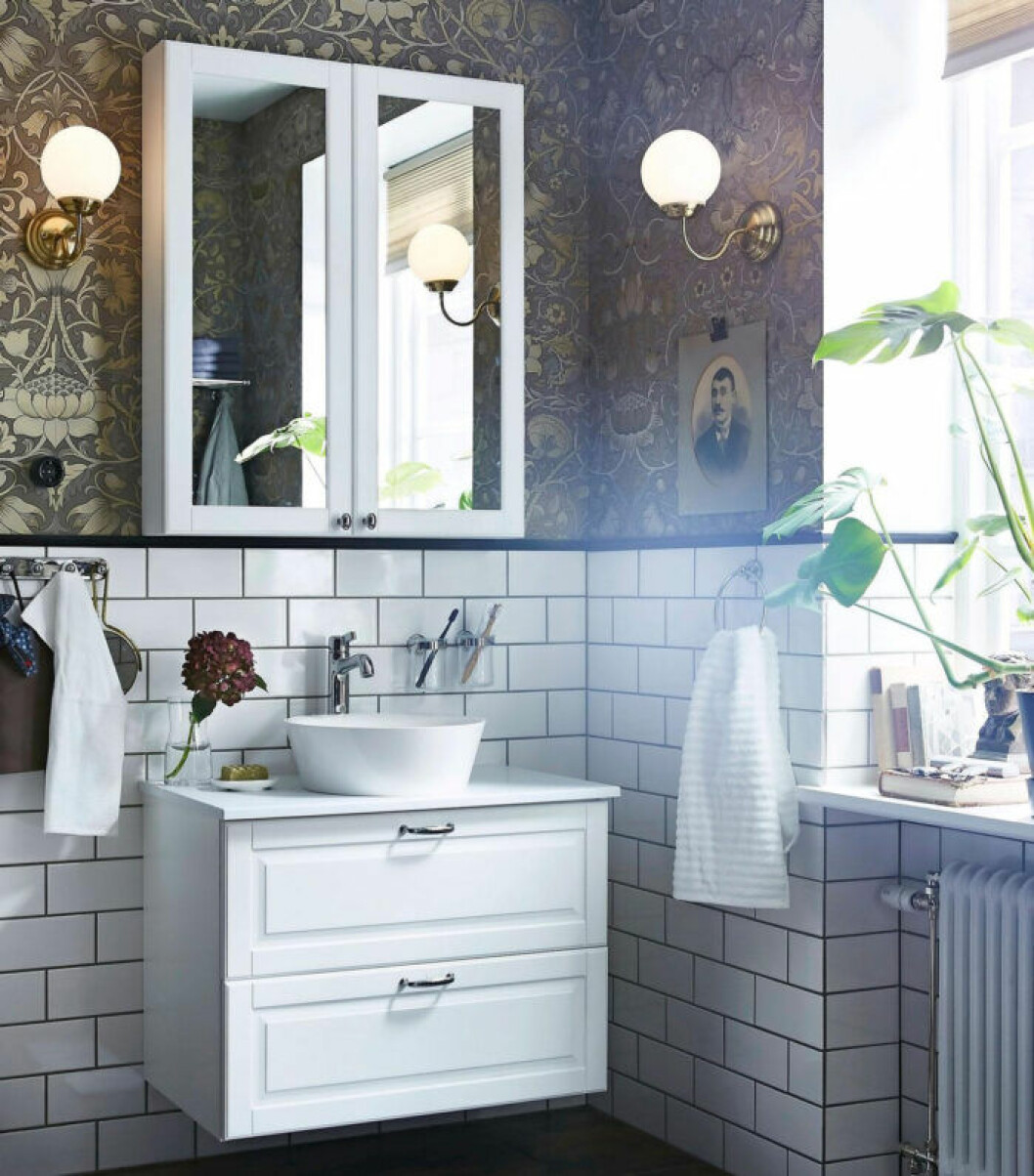 Våga satsa på en tapet som tar för sig, och plocka upp stilen i lampor och detaljer. Bild: Ikea Badrum med halvkaklat och tapet