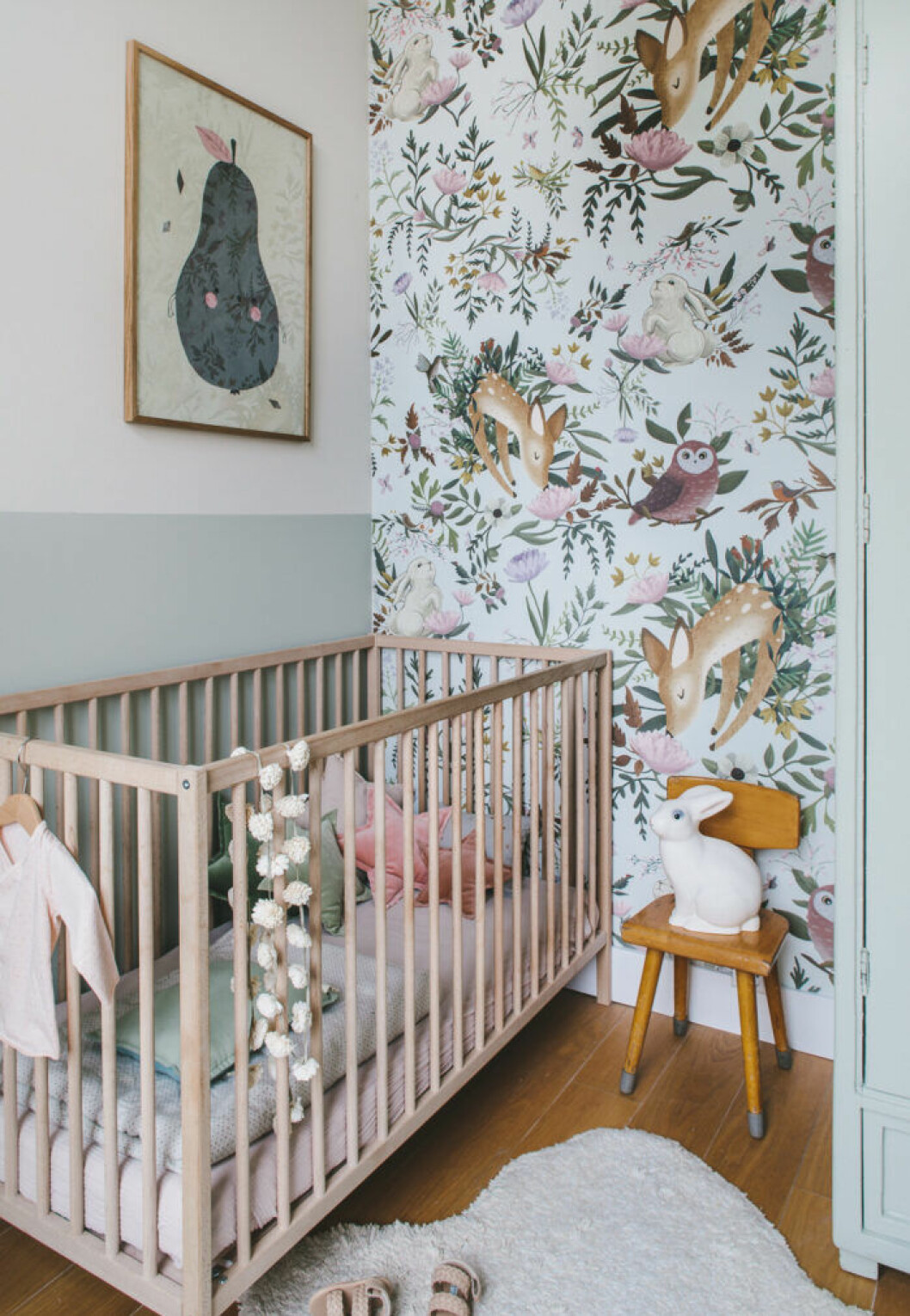Foto: <a href="https://www.room-to-bloom.com/blog/2018/09/" target="_blank" rel="noopener">Room to bloom</a> Tapetsera och måla halva väggen