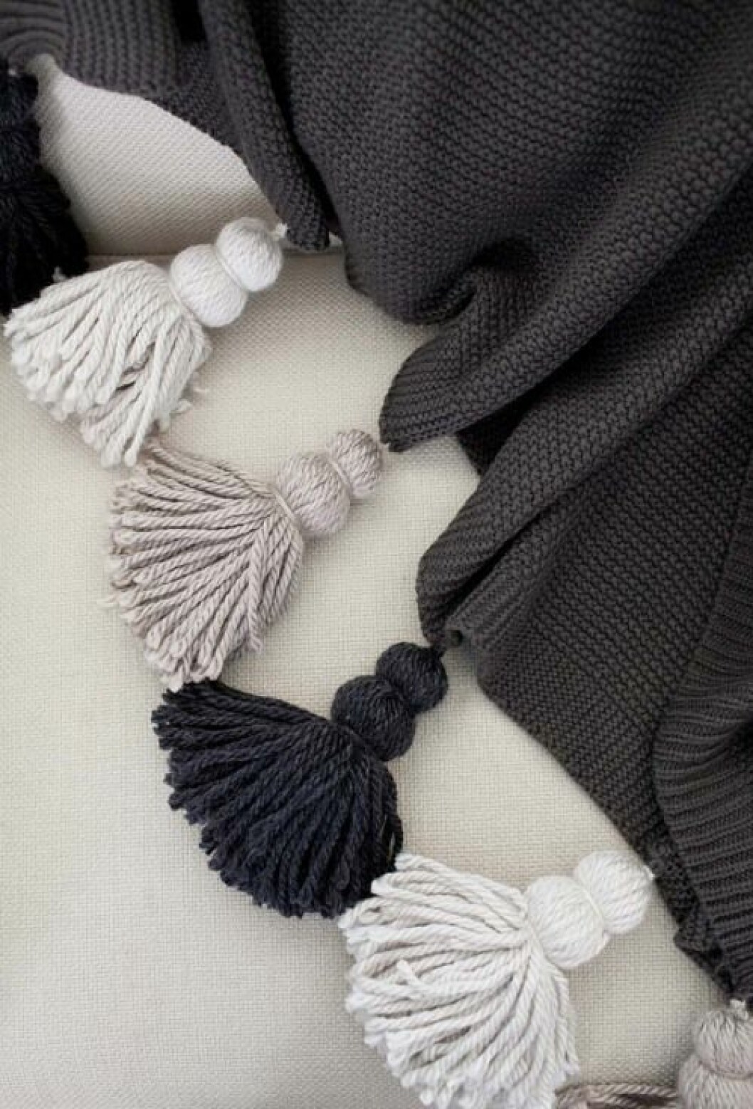 Uppdatera en gammal <a href="http://www.designsponge.com/2014/11/diy-chunky-tassel-blanket.html" target="_blank">filt</a>. Uppdatera en gammal filt.
