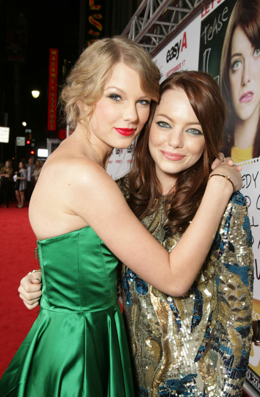 Taylor Swift och Emma Stone på filmpremiären av <em>Easy A</em>, 2010. En bild på Taylor Swift och Emma Stone på filmpremiären av Easy A, 2010.